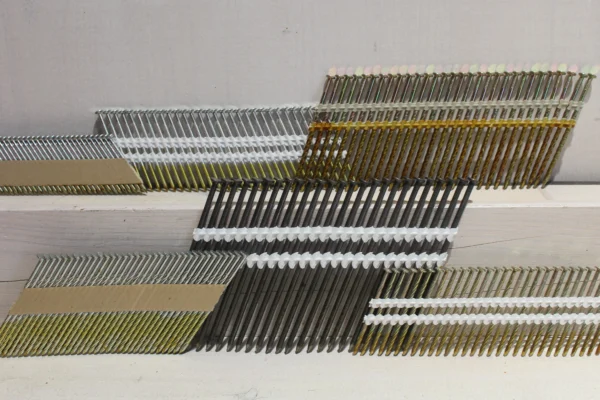 Stripnagels 30–34° naast RVS brads 16 gauge – verschil ruwbouw vs afwerking