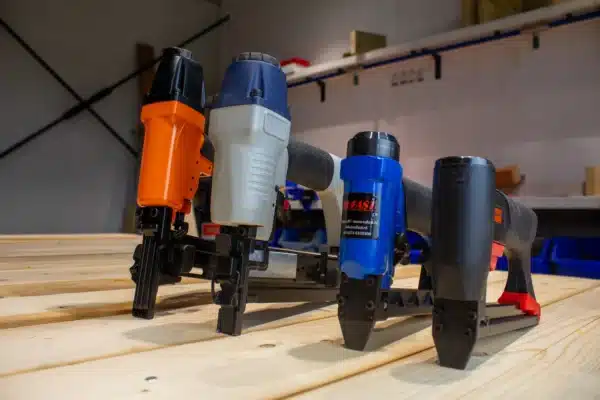 Vergelijking tussen handtacker, elektrisch nietpistool en perslucht tacker voor professioneel bevestigingswerk