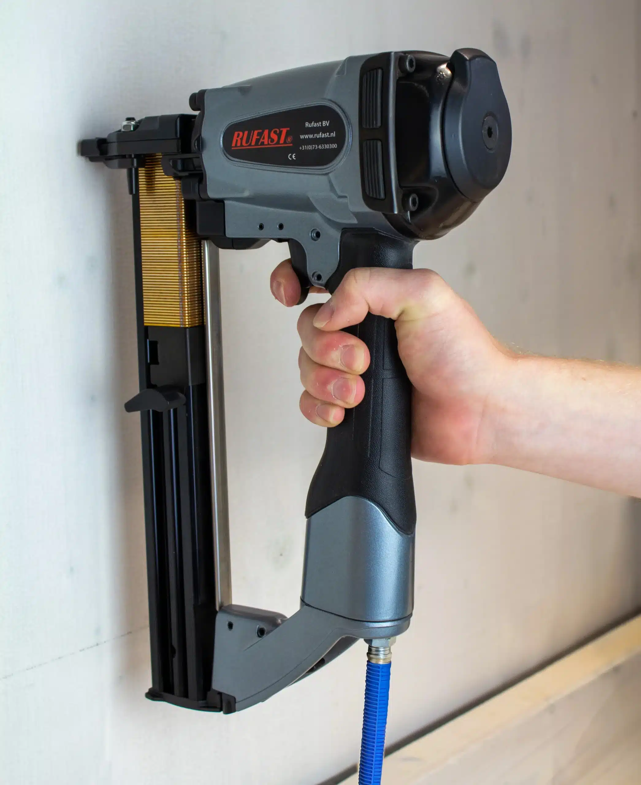 Professionele perslucht-tacker met nieten voor sterke bevestiging en maximale houdkracht