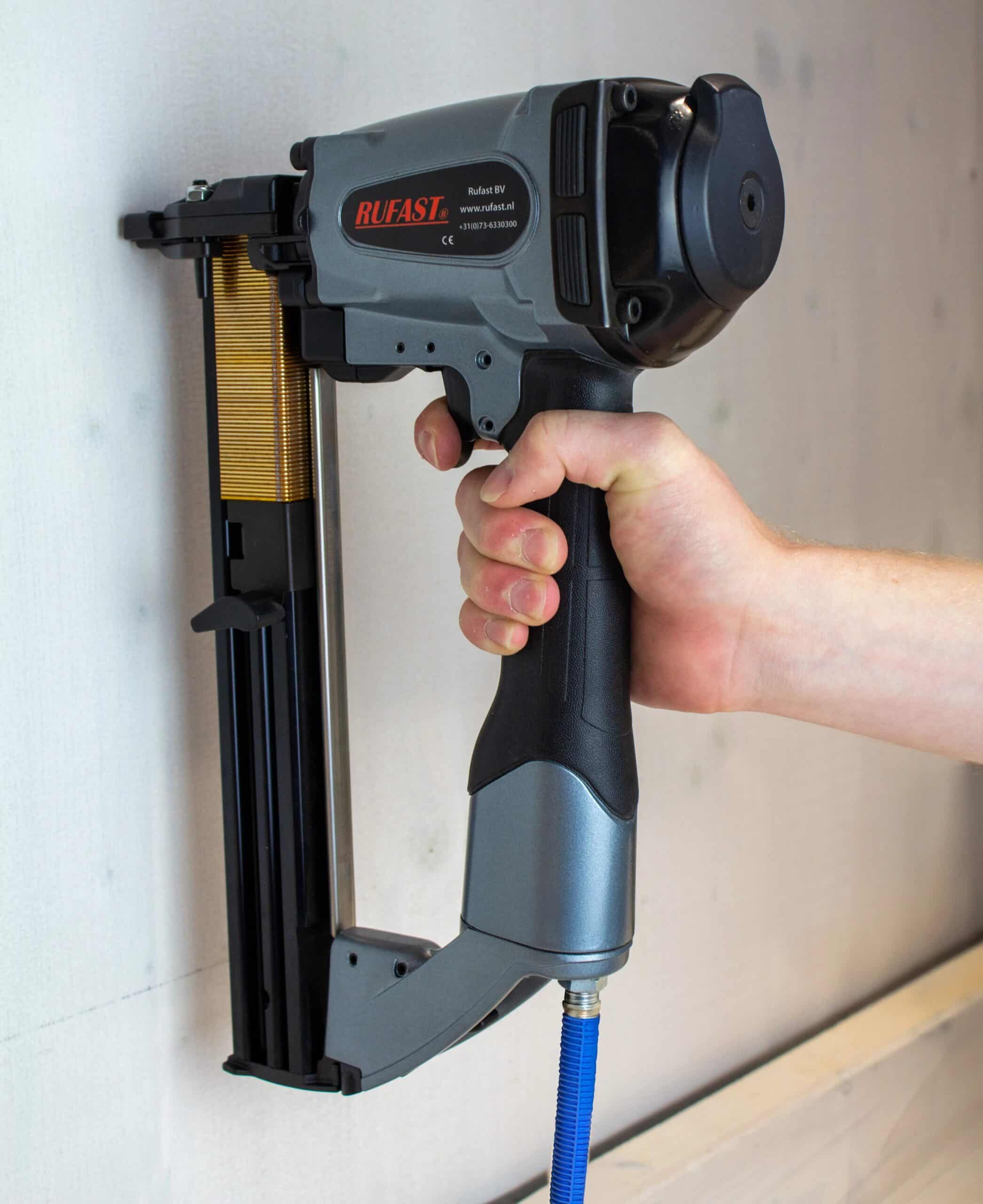 Professionele zware niettacker voor houtbouw en constructiewerk met pneumatische aandrijving