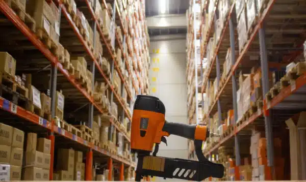 Zware pneumatische niettacker voor professioneel gebruik in magazijn, houtbouw en constructiewerk