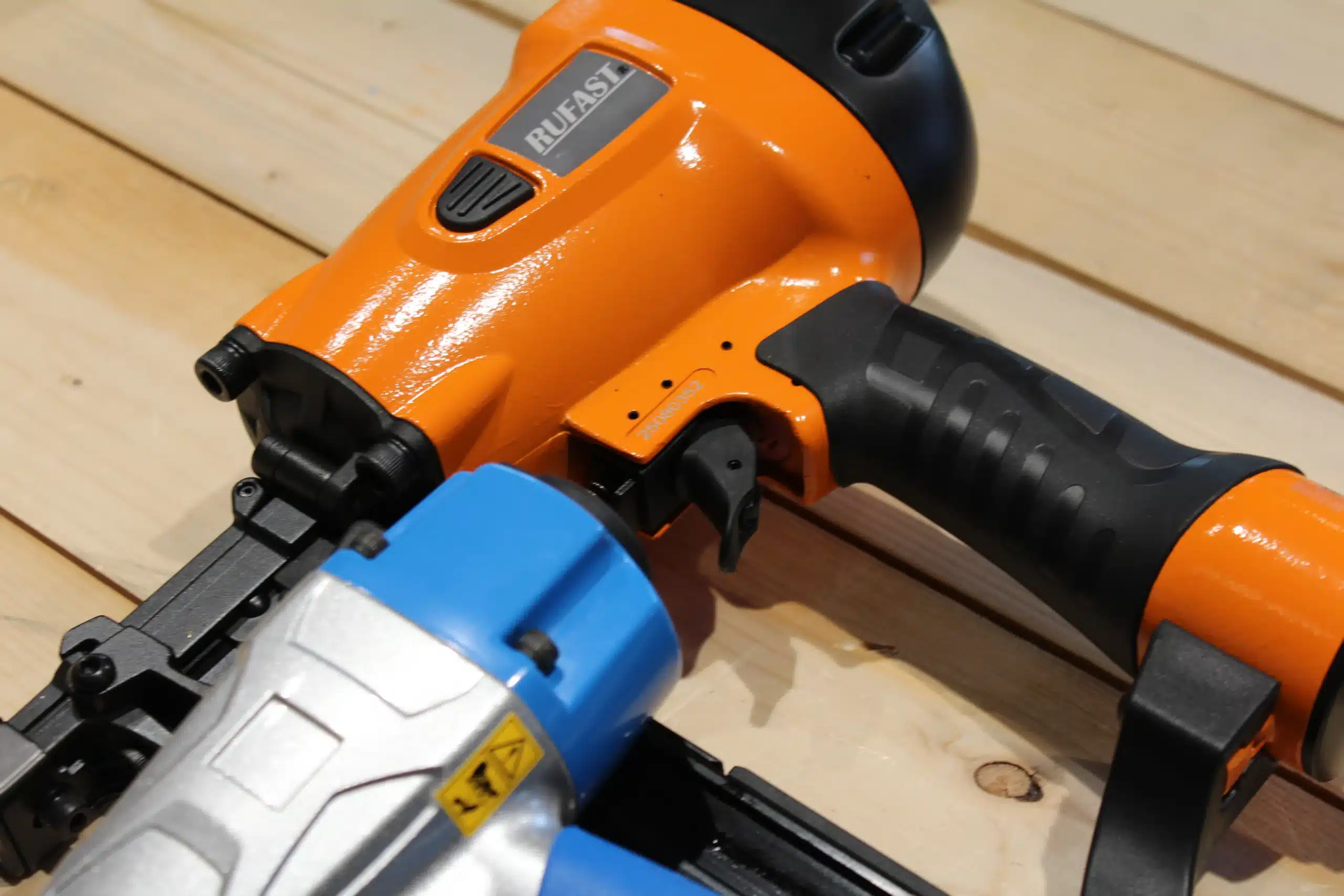 Professionele pneumatische niettackers voor houtbouw en constructietoepassingen op houten werkbank