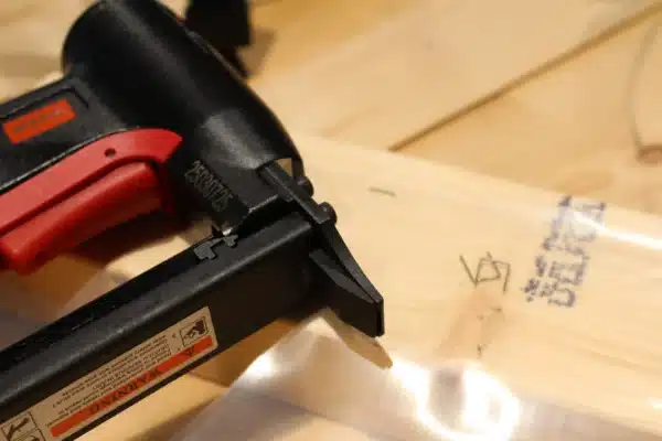 Fijne niettacker voor lichte bevestiging van folie, dampremmers en dun plaatmateriaal
