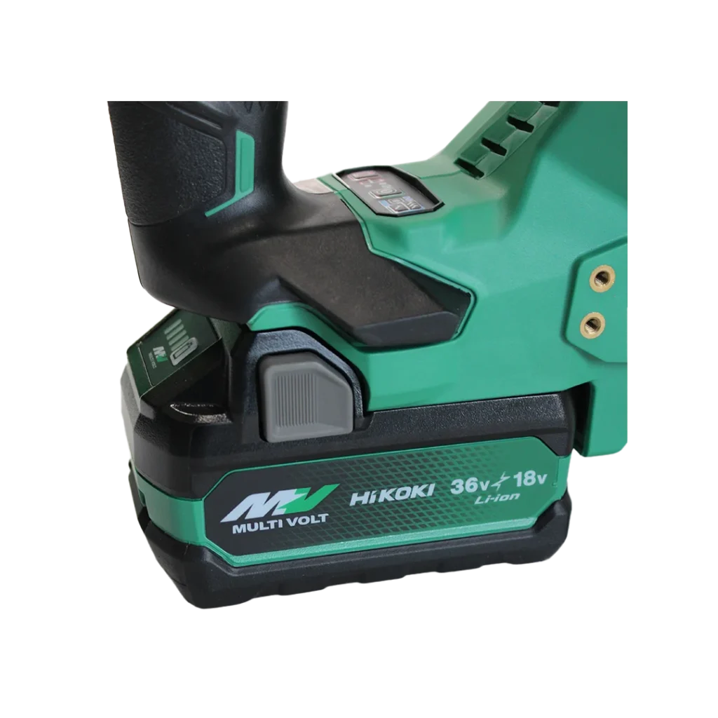 Detail van de Multi Volt accu op de HiKOKI NT1865DA W6Z accu brad tacker