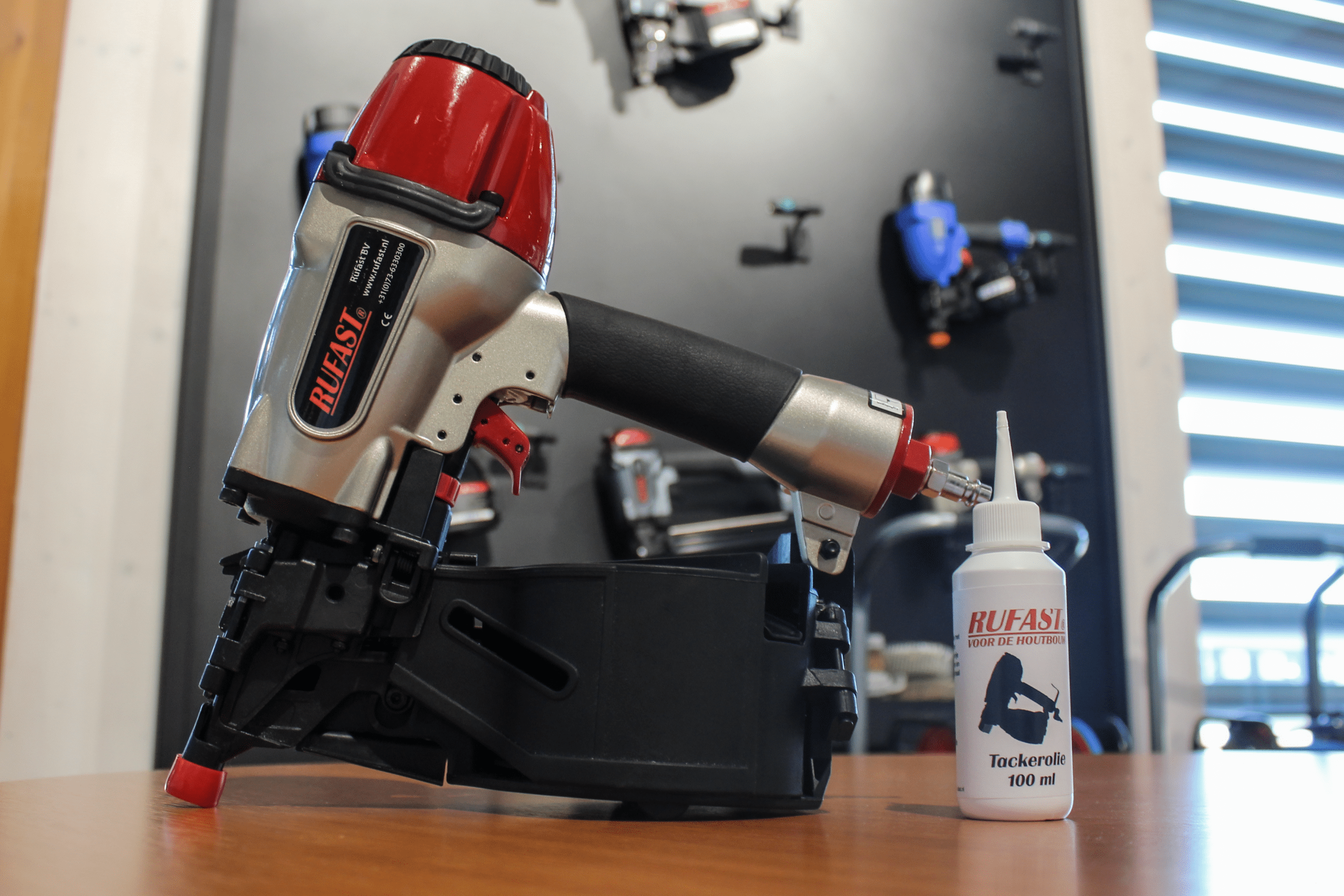 Pneumatische coilnailer met flesje tackerolie voor onderhoud