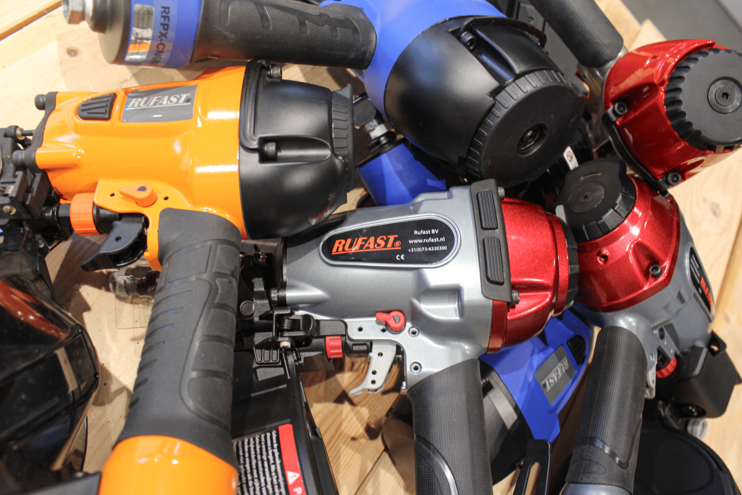 Close-up van een pneumatische Rufast coilnailer