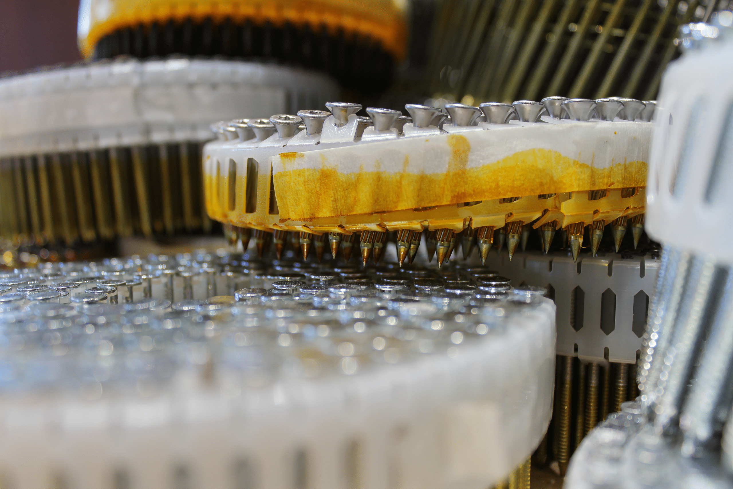 Plastic verbonden coilnails op rol