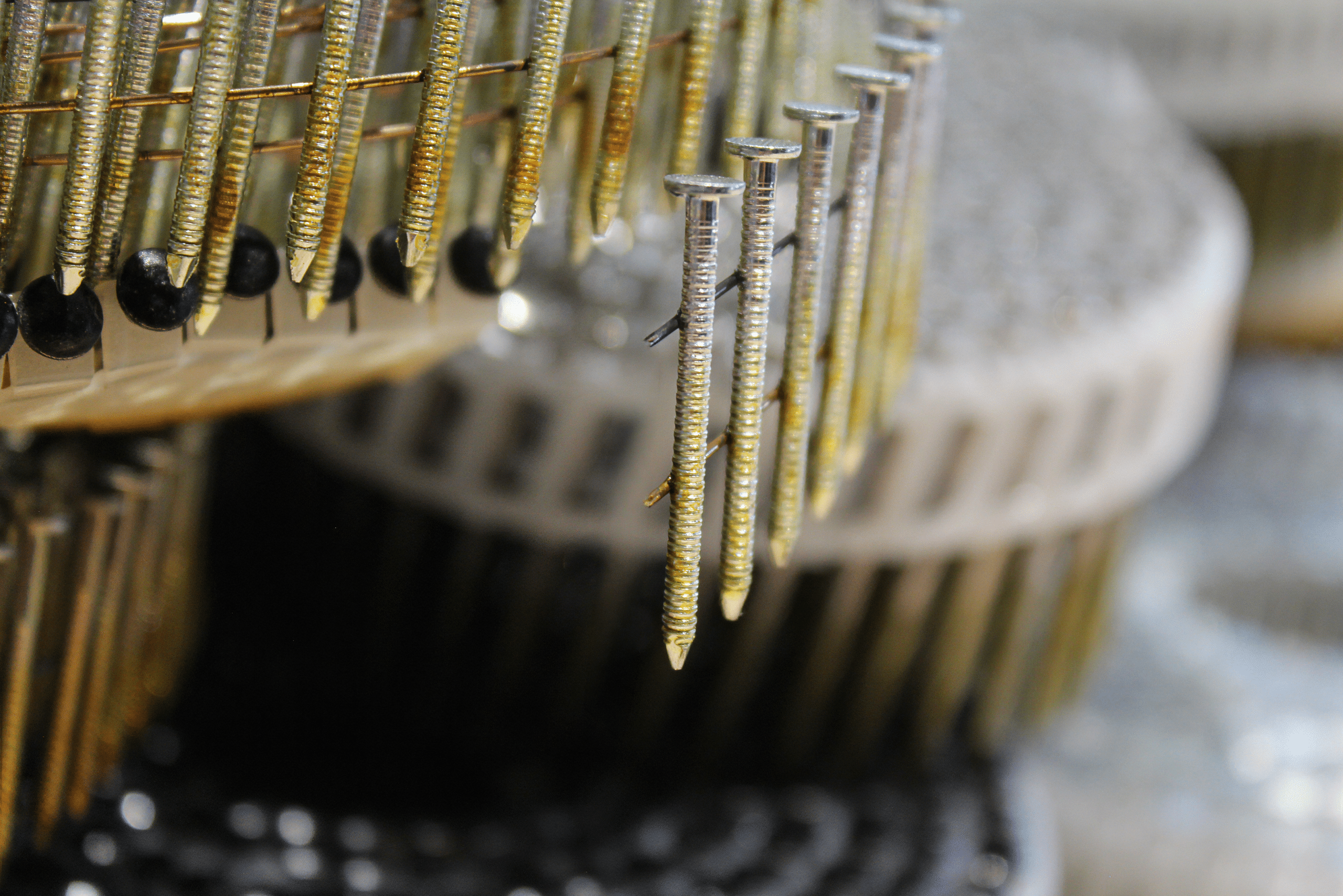 Draadgebonden coilnagels met ringdraad tijdens de productie