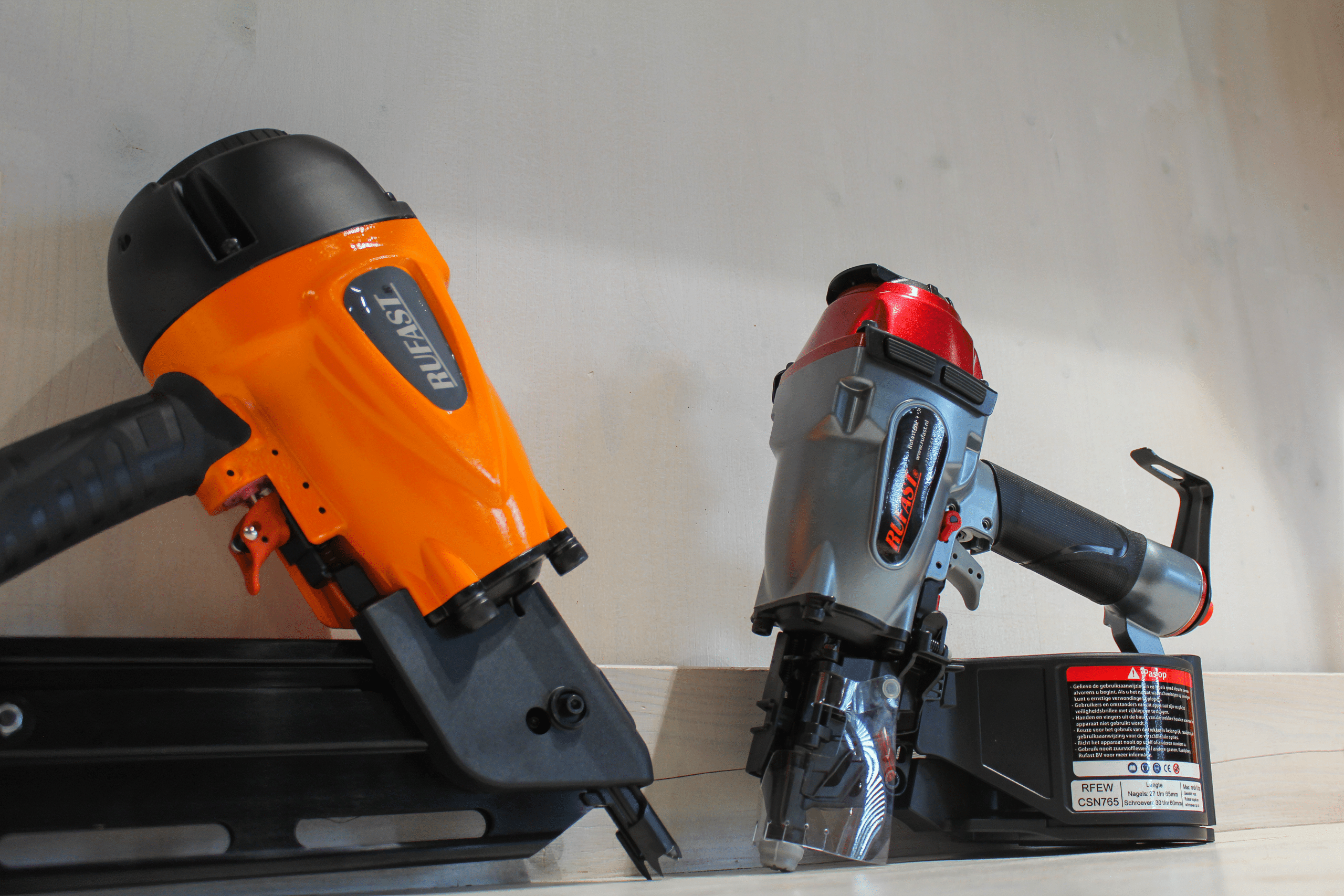 Rufast stripnageltacker en coilnailer naast elkaar