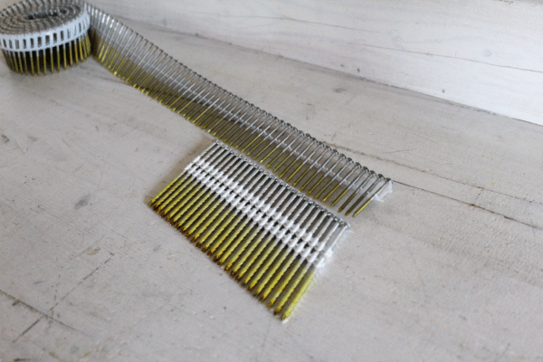 Coilnails en spijkers op strip naast elkaar